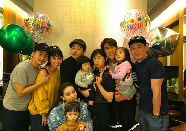 咘咘昔日与霍建华同框，被修杰楷抱却翻白眼，波妞不停侧身望