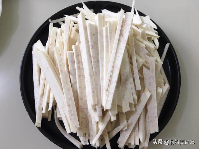 广式芋头糕，咸香软糯不粘牙，小时候的味道