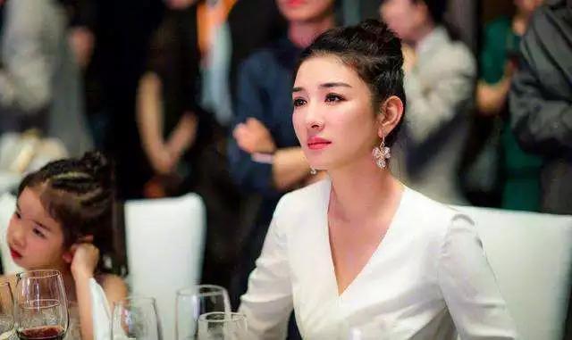 马伊琍黄奕17年后同框，走出婚变的她们成《还珠