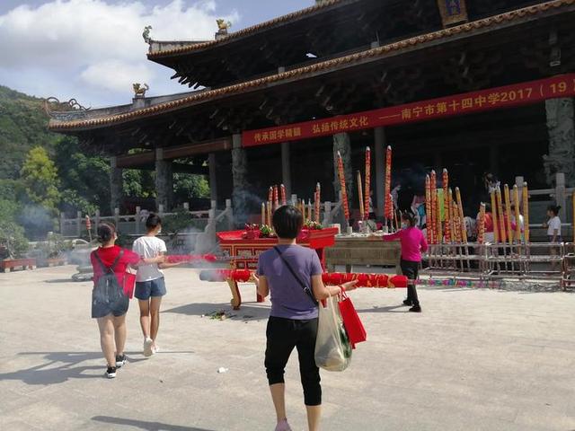 高三学子们纷纷到南宁孔庙，祭拜孔子，祈福金榜题名