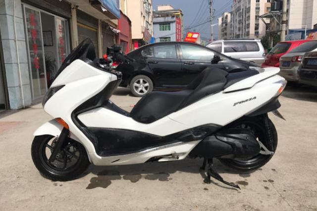 本田再续“踏板神话”！油耗1.7L，马力24.8比本田