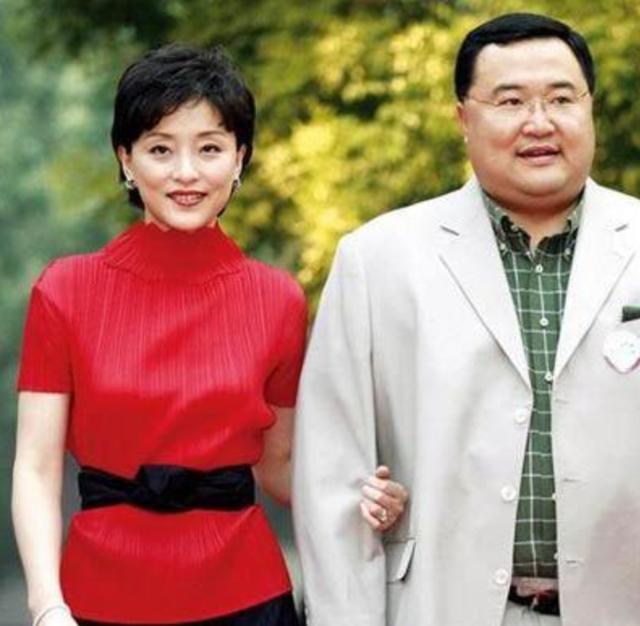 她曾是央视一姐，出国留学后嫁给富豪，今被杨