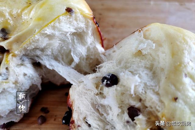 面粉加红豆，早起电饭锅一蒸，比面包还好吃，做早餐特别棒