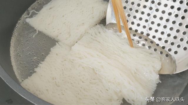 暑假超火爆的一款早餐，食材简单，几分钟出锅，一人吃一锅好美味