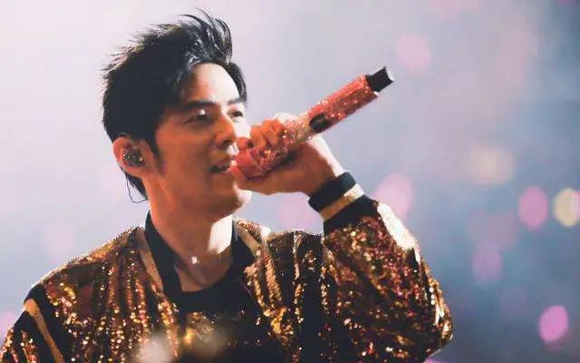 周杰伦1套黑胶卖7千被骂捞金，华语歌坛要是争气