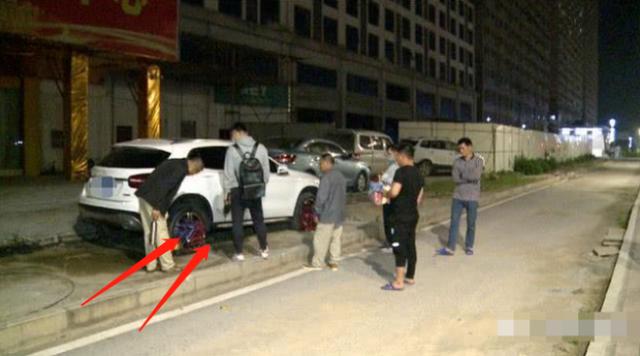 奔驰SUV违停商场门口，车轮被锁60把锁，网友：开锁工赚大了