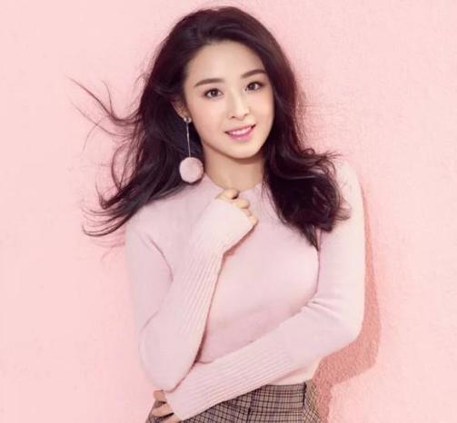 张含韵：出道即巅峰，却被骂“公交车”，陷陪