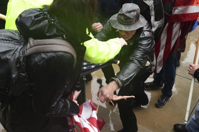 不惧新冠患者超141万例，数百示威者上街要自由