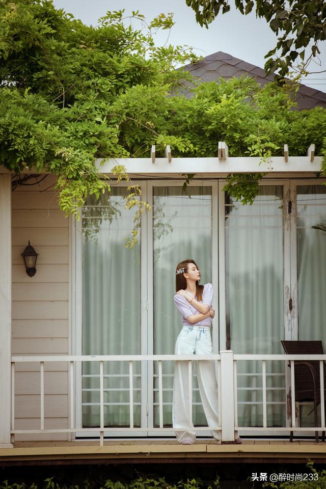 35岁戚薇时髦又少女，一身香芋紫针织衫搭浅色牛