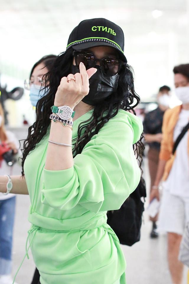 50岁钟丽缇换发型！新发型穿绿色卫衣配短裙，减