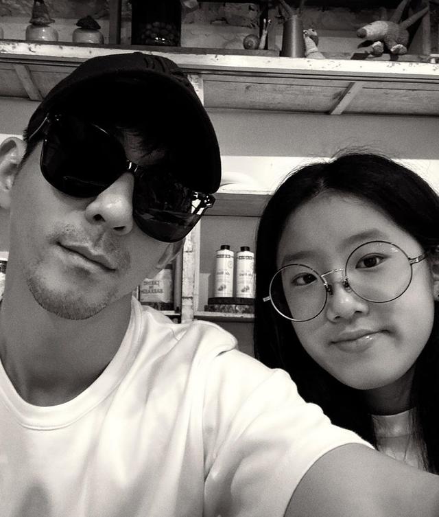 修杰楷父亲节晒照，咘咘波妞变表情包超搞怪，一家五口幸福感爆棚