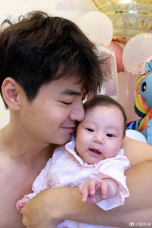 杨怡罗仲谦晒全家福为女儿庆百日，小珍珠正面首曝光，和爸爸很像