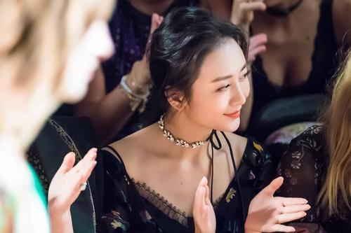 小孩|官方回应小孩被挂峭壁上拍照 场面让人揪心