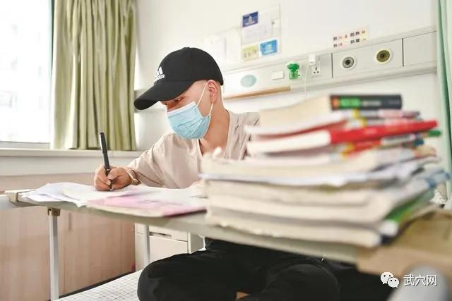 湖北武穴:17岁男孩,加油!考前3个月查出骨肉瘤,边化疗边备考