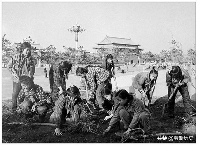 1958年天安门广场最大规模的扩建：中华门被拆除，形成如今的布局