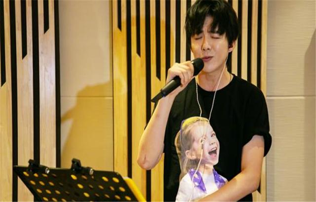 同样是因为没钱被甩，李现被粉丝心疼，刘宇宁却被网友大骂