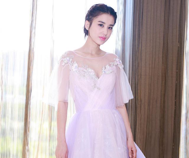 【静的】黄圣依看伊能静的表情 两人关系显露无疑是作秀还是真事？