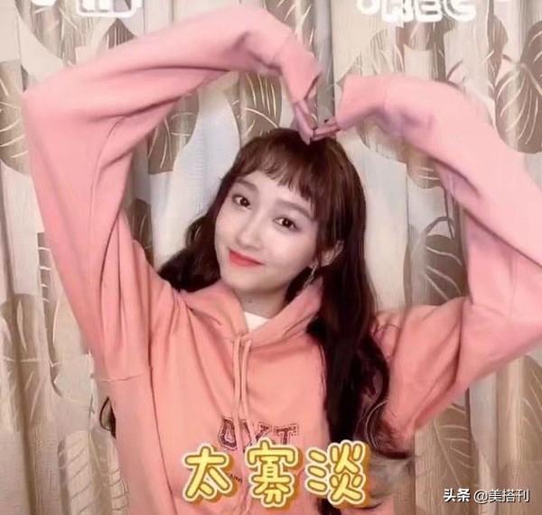 关晓彤鹿晗疑似同居，穿粉色卫衣宣传新剧，网友：刘海有点显老