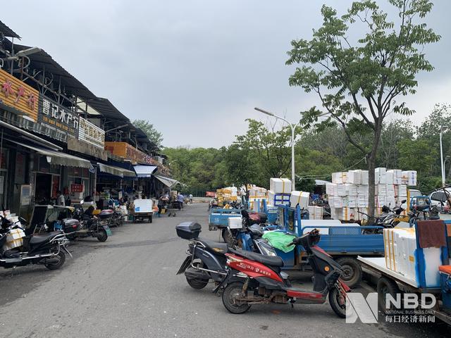 海鲜业旺季却逢至暗时刻：扇贝臭了、小龙虾死了、三文鱼没了