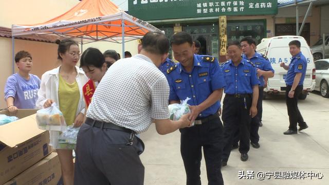 宁县医药公司开展“情系环卫工 夏日送健康”公益捐赠及义诊活动