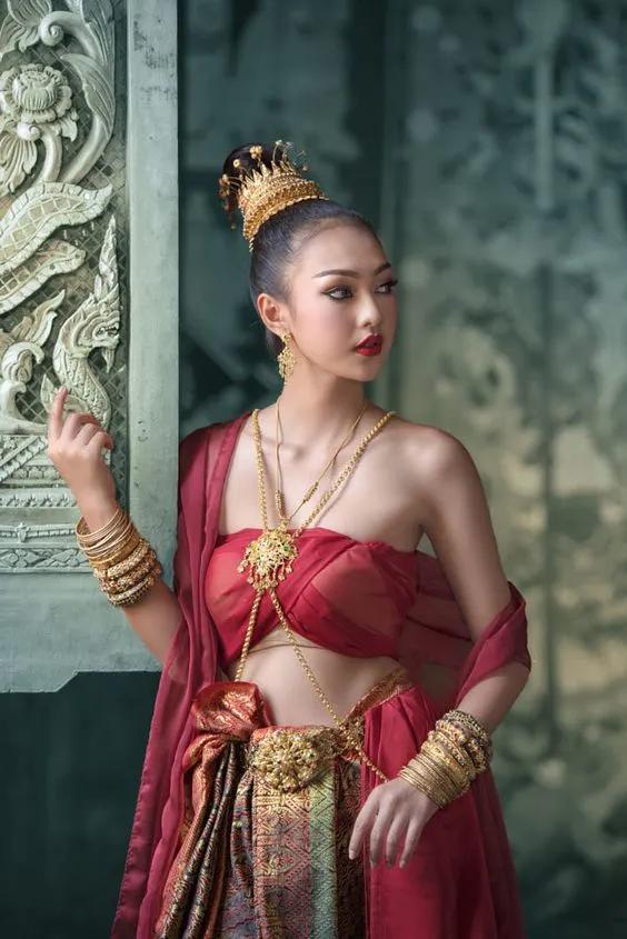 中、日、泰三国传统服饰同台大PK，大家都说：这个国家输的有点惨