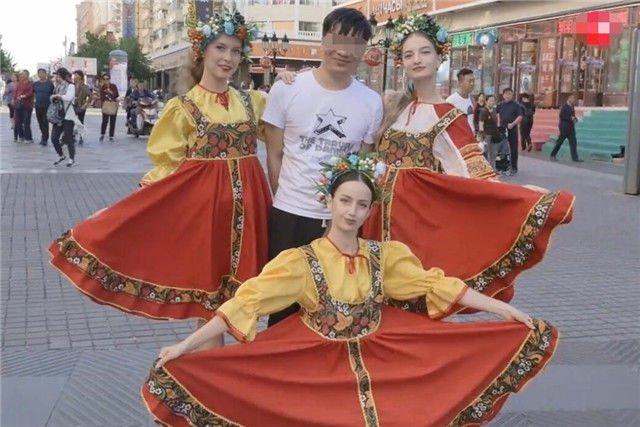 去俄罗斯旅游，跟3个美女合照收费20元，网友：好便宜啊