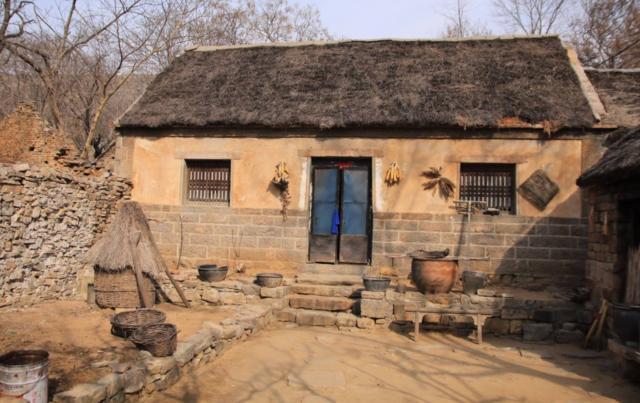 每月給母親打5千，回家後看見母親的樣子，女兒：媽，是我害了你