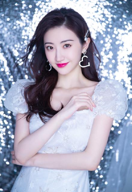 景甜雪花裙，气质优雅，举止大方，锁骨精致撩人