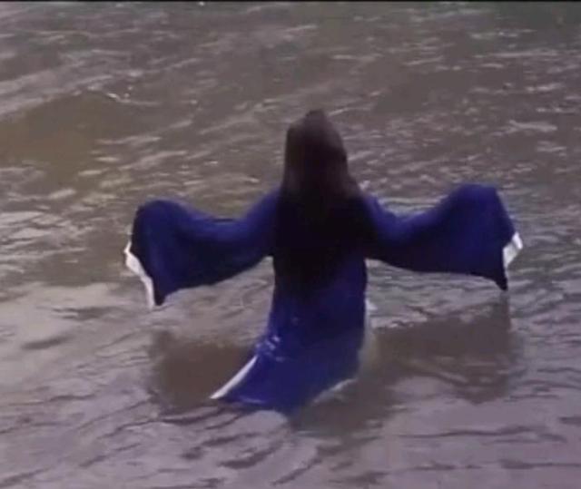 还把《山村老尸》当作一部恐怖片？时隔21年我才看懂它背后的含义