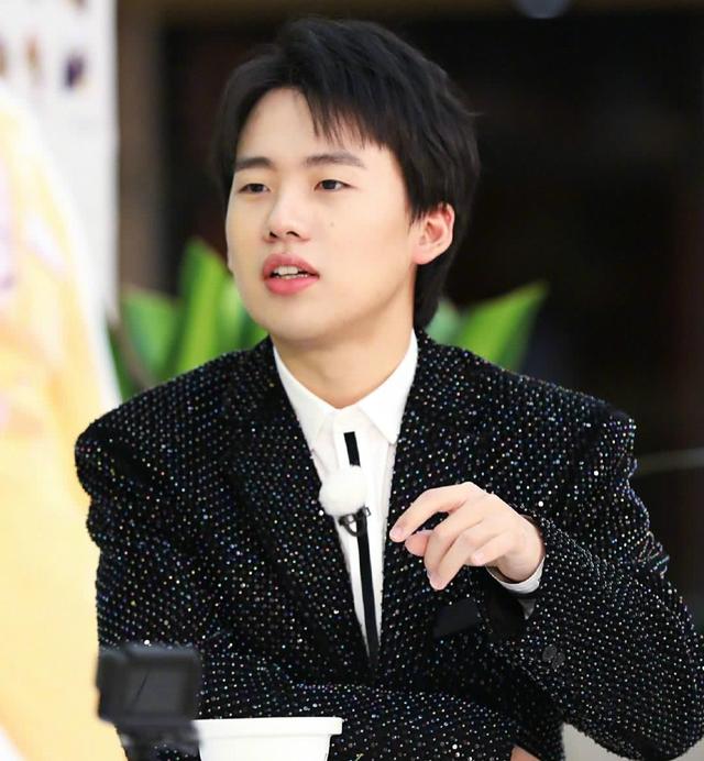 德云社“入不敷出”，少班主郭麒麟成劳模，连