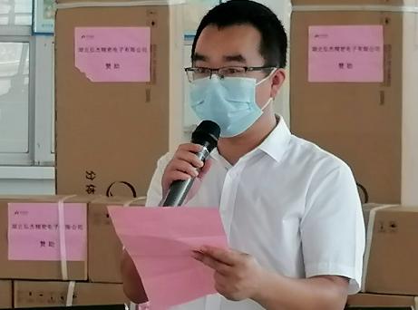 湖北武穴：愛心企業(yè)家鄧必陽向雞公嶺中學(xué)捐價(jià)值7萬元空調(diào)助學(xué)