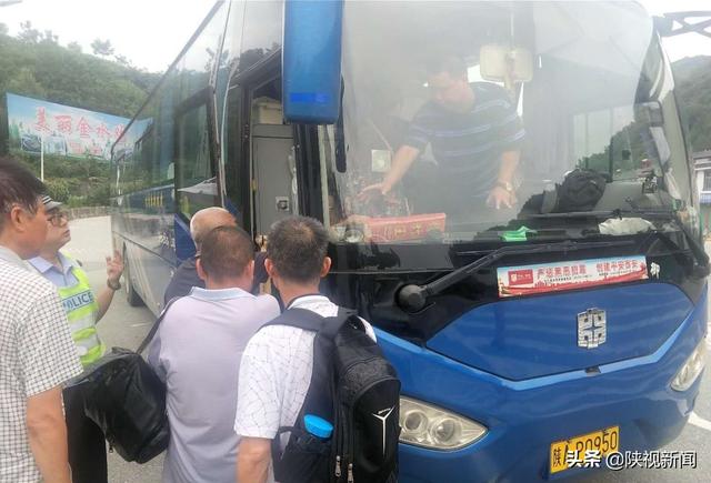 汉中开往西安的客车突发故障 高速交警及时转移乘客33人