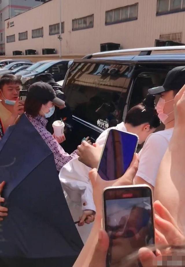 她被偷拍裙底？这都能算性骚扰了吧！还是应该