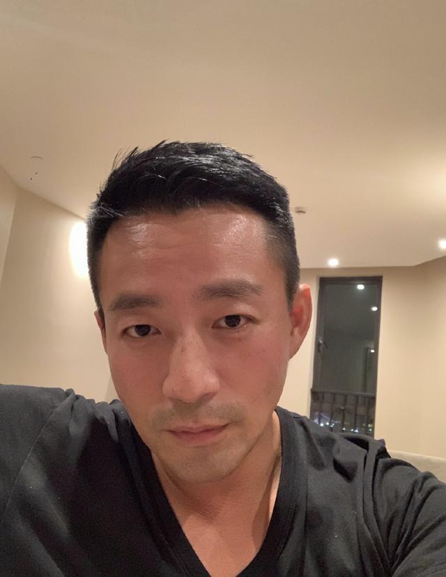 汪小菲深夜晒16年旧照秀恩爱，感慨自己长皱纹，但大s一直都很美