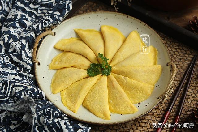 黄金蛋饺在家做，多加一样东西，煎出来的饺子不破皮，又香又嫩