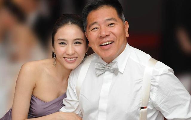 “坐拥双妻”谭咏麟，30年原配被抛弃，朱咏婷：我给他生了儿子