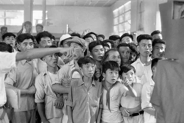 老照片：1958年的中国，你见过亲手杀猪的姑娘吗？