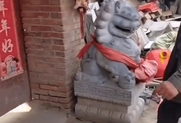 大衣哥家门被强踹，张文宏被骂崇洋媚外：别试