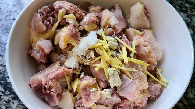 五指毛桃蒸鸡的做法，香气四溢又好吃，我家很喜欢的一道家常菜