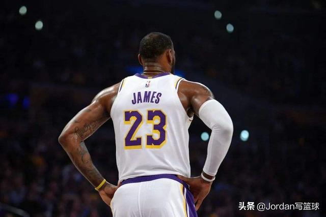 詹姆斯不印球衣标语，美国球迷怒了，中国球迷