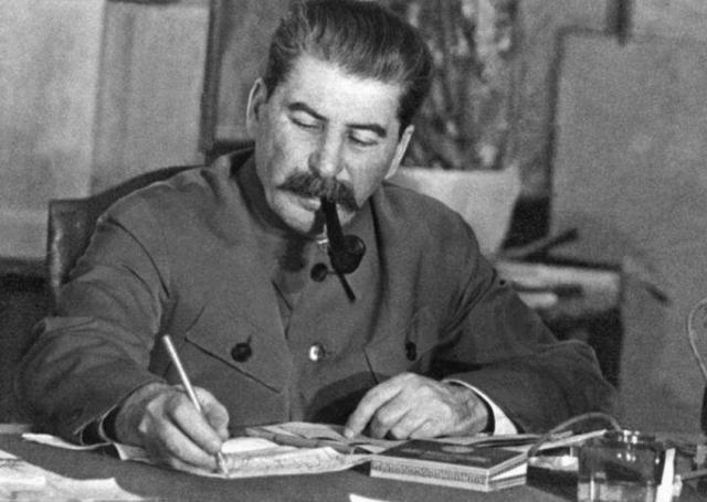 苏联海军对希特勒的回礼，库兹涅佐夫的绝地反击如何能轰炸柏林？