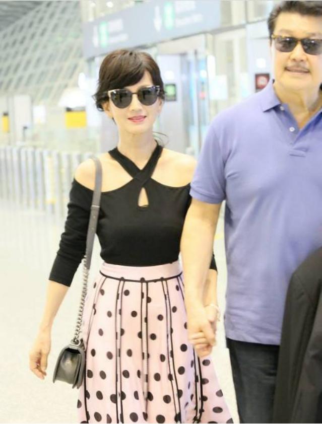 赵雅芝这么大岁数还穿的像个孩子，与老公撒陈年狗粮，真享福