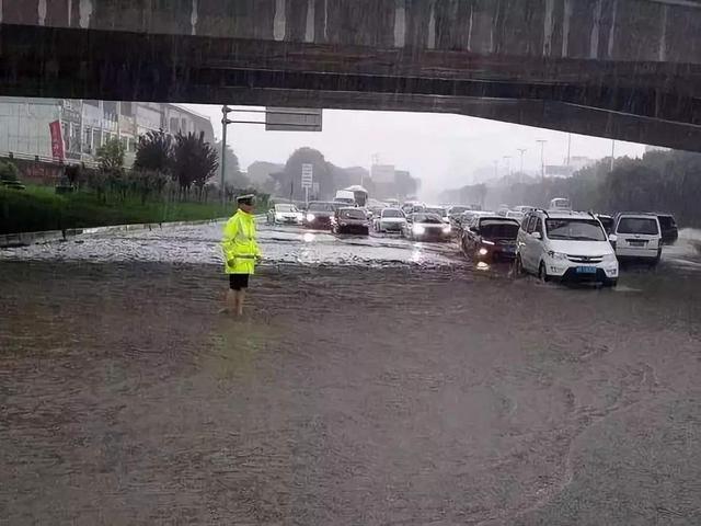 这可能是广州最倔强宝马车，车库门口被暴雨淹