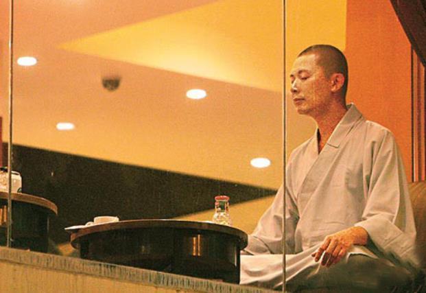 23岁出道拍戏，成名后放弃百亿家产出家成为一代