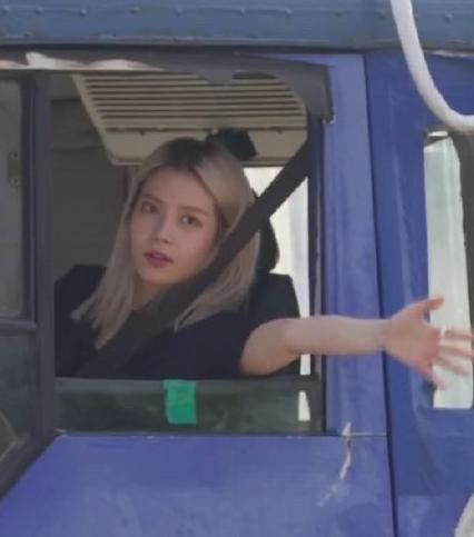 韩国最“猛”女爱豆，拿下卡车驾照，女爱豆开卡车金容仙是第一人