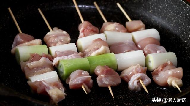 不用油炸不用烤，这是日式鸡肉串的做法，配上大葱一起吃，太香了