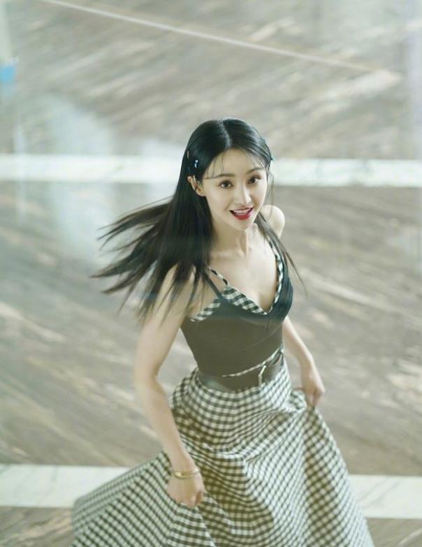 郑爽不愧是国民初恋，就算彩绳编发穿村姑装，