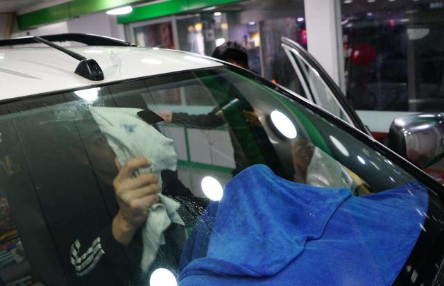 汽車前后擋風玻璃雨刮器刮不干凈了怎么辦？