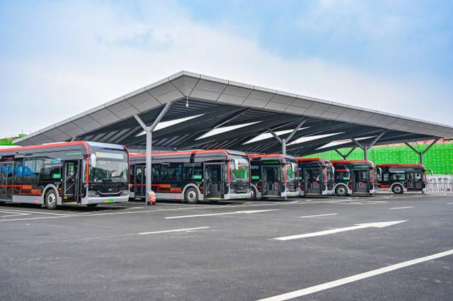 國內首條！這一智能公交線路“駛入”鄭州，首批上線14輛自動駕駛巴士