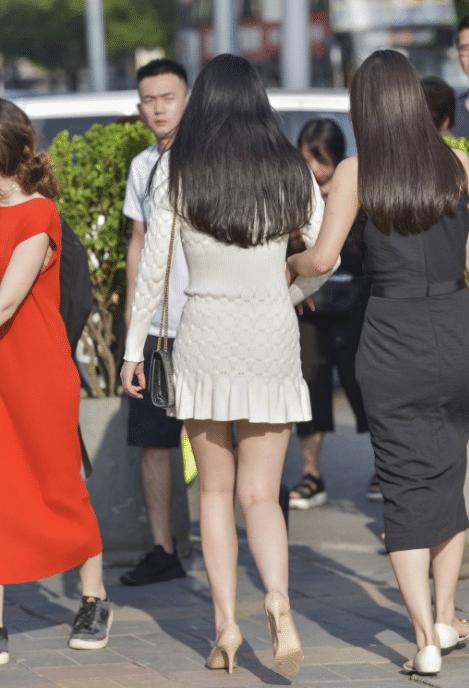 姐妹花，一个穿黑色一个穿白色，出街回头率超高的